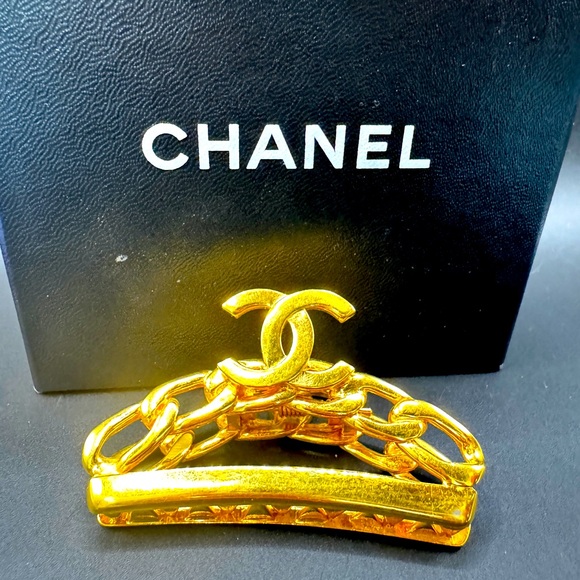 LOT 1346 24K gold plated Chanel vintage  CC chain-link hair clip - Picture 1 of 5
